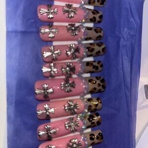 cutie press ons :) cheeta print with crosses handmade by me !